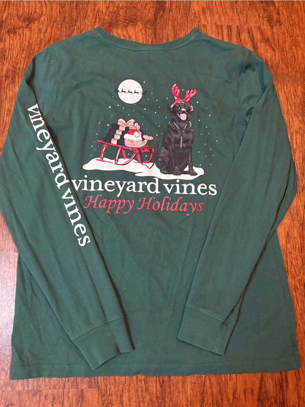 Vineyard Vines Women’s Green Holiday Shirt with Festive Graphic